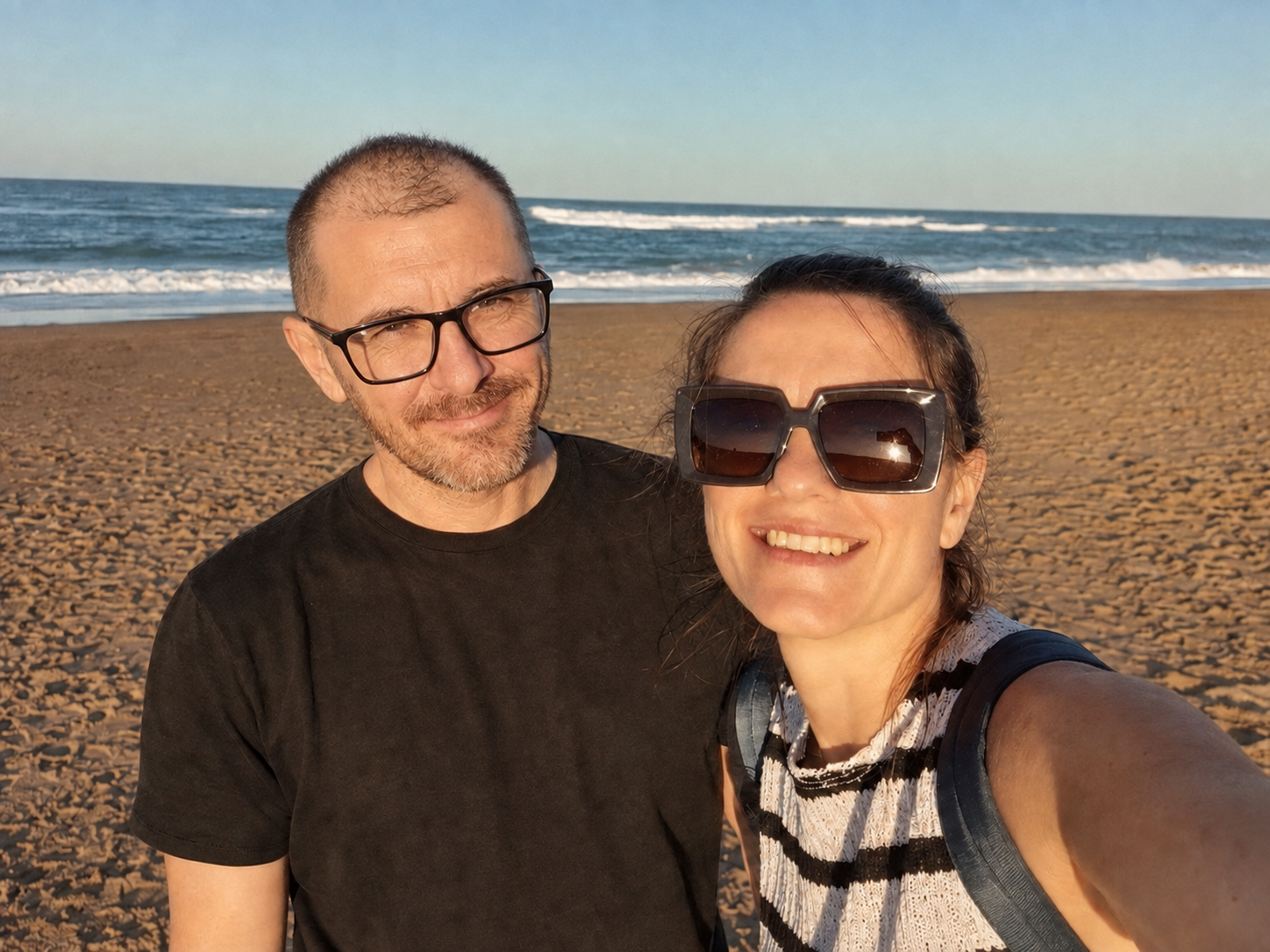 Celeste y Javier Strada en la costa argentina